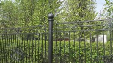 Şehir parkının demir çiti.