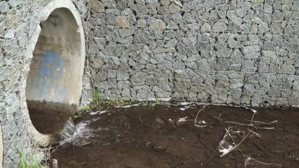 Tuberías de drenaje en una ciudad — Vídeos de Stock