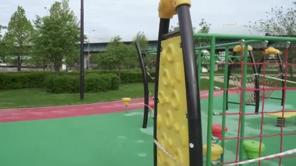 Parque infantil cerrado con cuarentena — Vídeo de stock