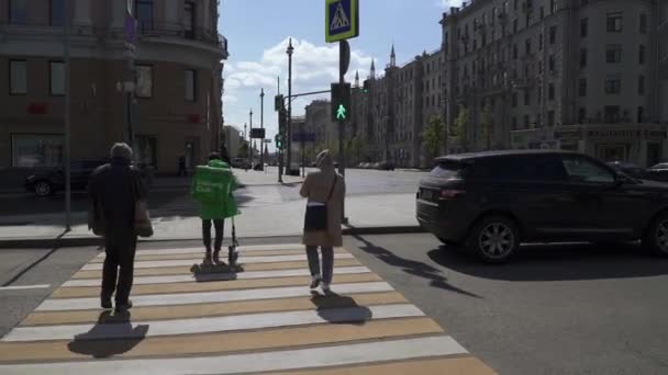 Fußgängerüberweg in der Stadt — Stockvideo