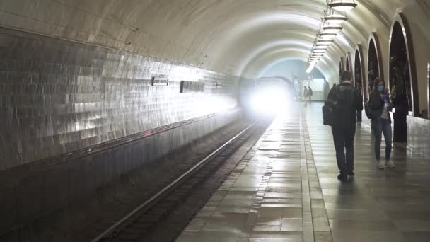 Passeggeri sulla stazione della metropolitana — Video Stock