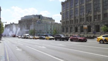 Kaldırımları yıkamak için arabalar