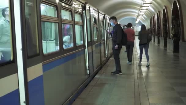 Pasażerowie na stacji metra — Wideo stockowe