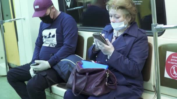 Pasajeros en la estación de metro — Vídeos de Stock