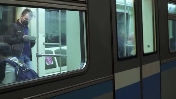 Pasajeros en la estación de metro — Vídeo de stock