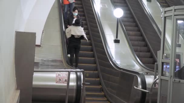Sube a la escalera mecánica — Vídeos de Stock