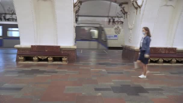 Pasajeros en el vestíbulo del metro — Vídeo de stock