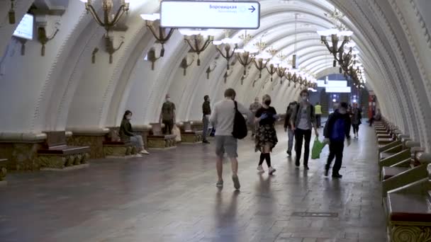 Passageiros no lobby do metrô — Vídeo de Stock
