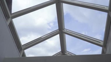 Yayanın cam tavanı.