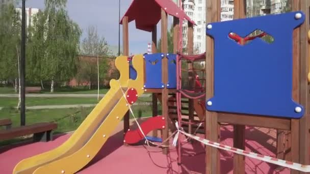 Spielplatz mit Quarantäne geschlossen — Stockvideo