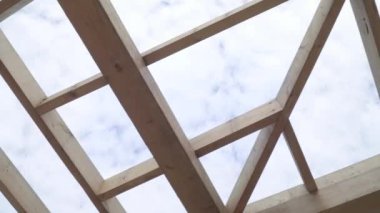 Bulutlara karşı ahşap pergolas