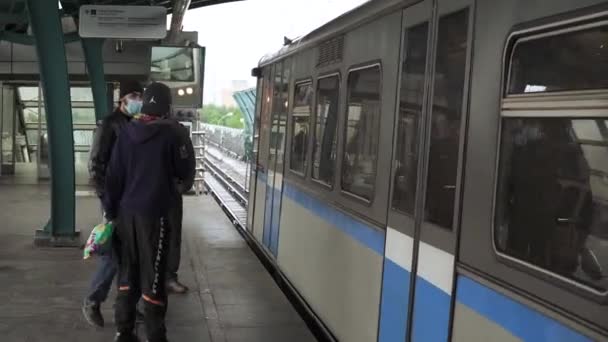 Pasajeros en la estación de metro Ulitsa Gorchakova — Vídeos de Stock