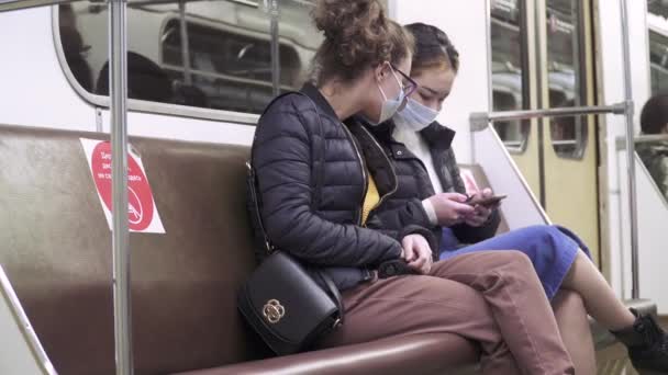 지하철역의 승객들 — 비디오