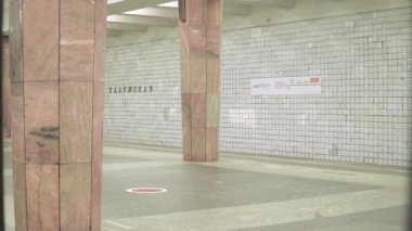 Metro istasyonu Kaluzhskaya yolcuları.