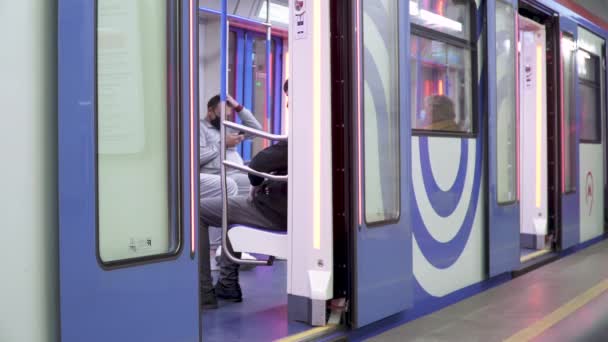 Passagiere auf der Metrostation Leninsky Prospekt — Stockvideo
