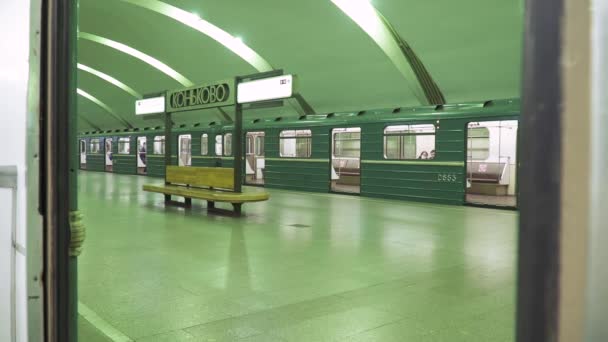 Pasajeros en la estación de metro Konkovo — Vídeo de stock