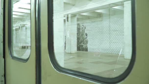 Pasajeros en la estación de metro Belyaevo — Vídeo de stock