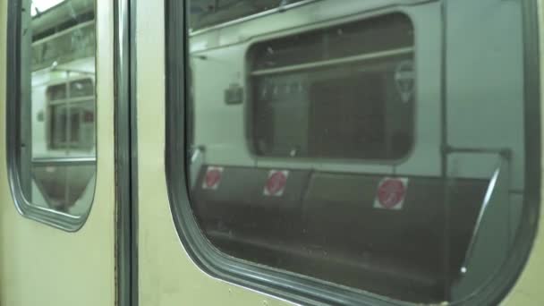 Двери передвижного метро — стоковое видео