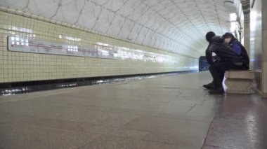 Metro istasyonu Sportivnaya yolcuları