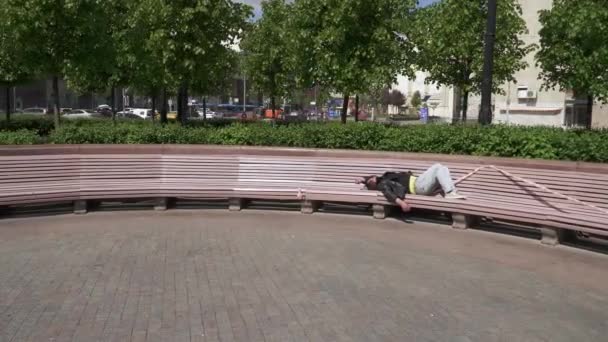 在长椅上的无家可归的人 — 图库视频影像