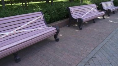 Park bankları kapalı.