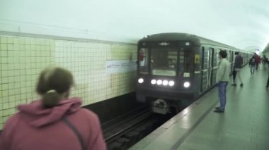 Metro istasyonundaki yolcular Oktyabrskaya