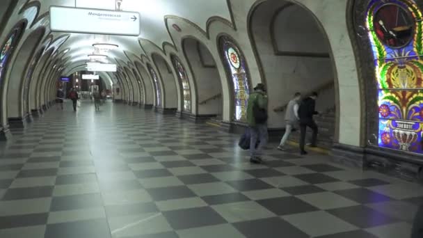 Passagiers op het metrostation Mendeleevskaya — Stockvideo