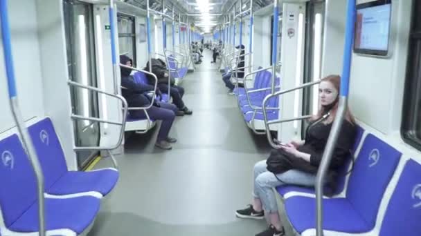 Passagiers op het metrostation — Stockvideo