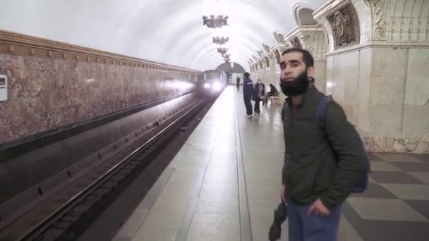 Pasajeros en la estación de metro Prospect Mira — Vídeos de Stock