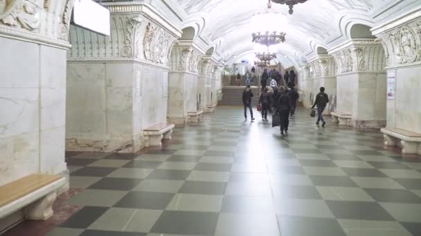 Passagiers op het metrostation Prospect Mira — Stockvideo