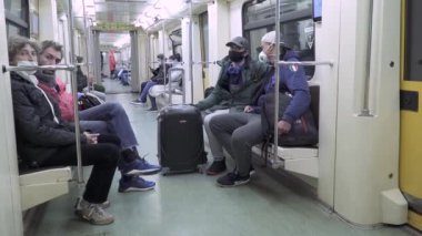 Metro istasyonundaki yolcular