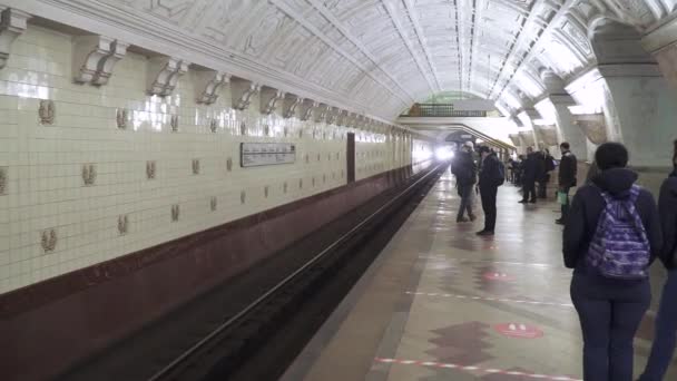 Пассажиры на станции метро "Белорусская" — стоковое видео