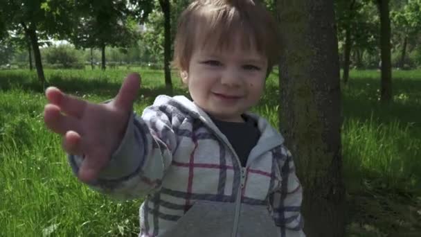 Le garçon marche dans le parc