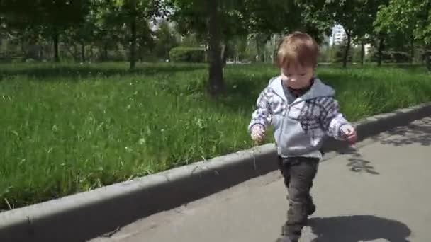 Αγόρι τρέχει ένα δρομάκι στο πάρκο — Αρχείο Βίντεο