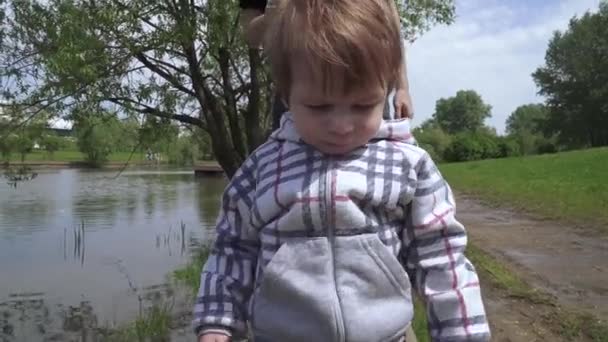 Ragazzo con sua madre cammina legno — Video Stock