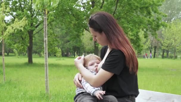 Mutter zieht Kind groß — Stockvideo