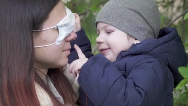 Il ragazzo decolla e indossa una maschera — Video Stock