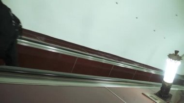 Yürüyen merdivenden kalk.