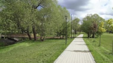 Şehir parkında sokak ve banklar