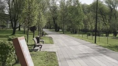Şehir parkında sokak ve banklar