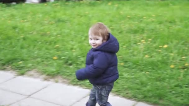 De jongen loopt in het steegje — Stockvideo