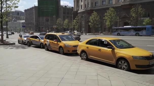 A queue of Moscow taxis — Stock Video