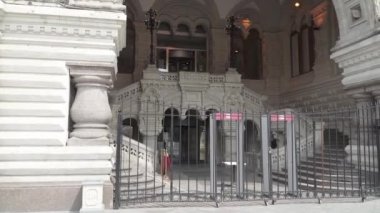 Girişteki kapalı kapı.