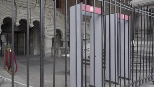 Porta fechada na entrada — Vídeo de Stock