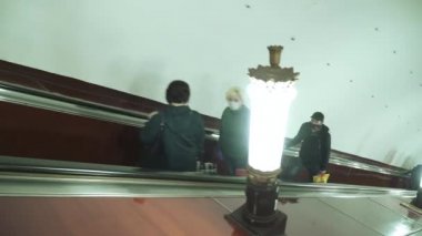 Yürüyen merdivenden kalk.