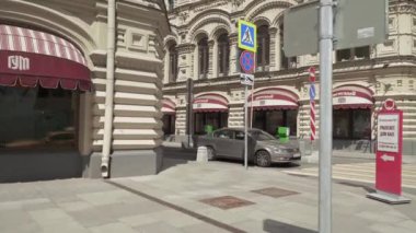 GUM yakınında otomatik bariyer ve yiyecek teslimatı