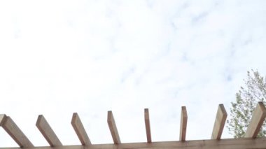 Bulutlara karşı ahşap pergolas