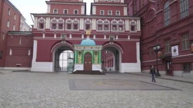 Coronavirüs sırasında Voskresensky kapıları