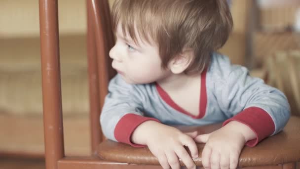 Un garçon regardant un dessin animé — Video