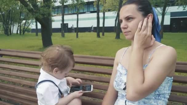 Mãe com um filho e um smartphone — Vídeo de Stock